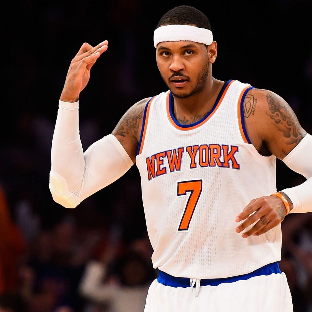 New York Knicks forward Carmelo Anthony (L) talks with center