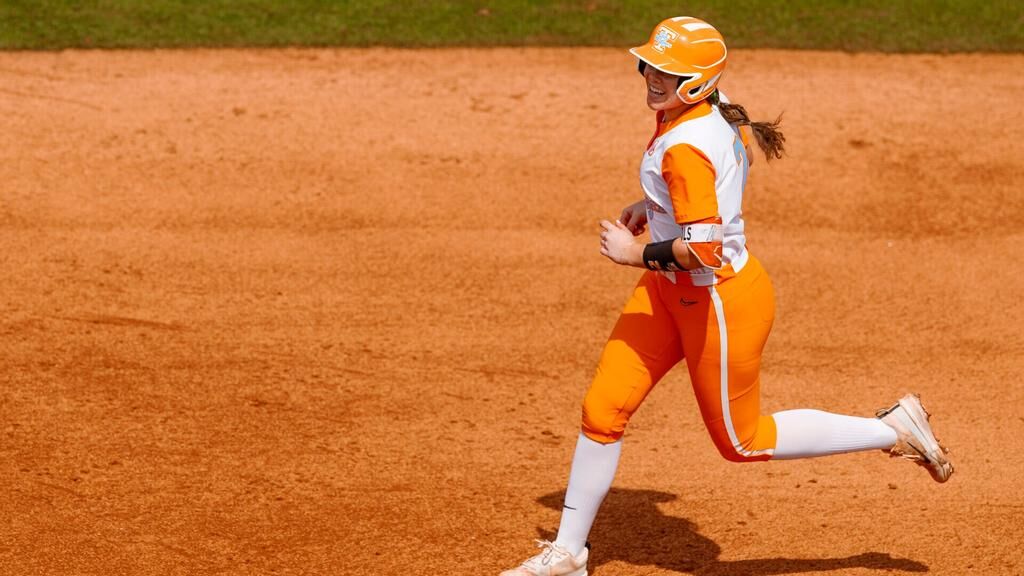 4 Tennessee Lady Vols win 20th straight game with 8-4 win over Auburn |  Local Sports | local3news.com