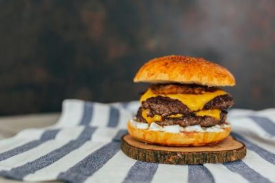 inmate chooses double cheeseburger as last meal
