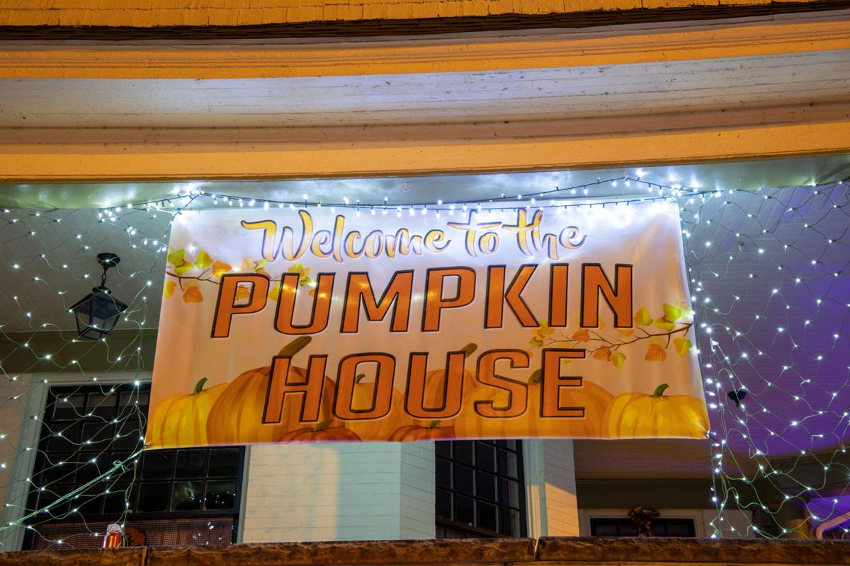 20201028-log-pumpkinhouse-03.jpg