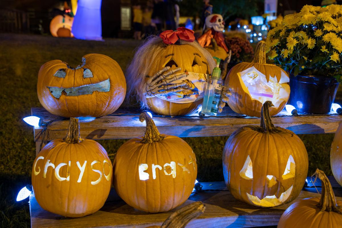 20201028-log-pumpkinhouse-29.jpg