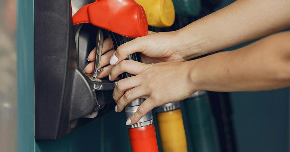 Fleet Fueling vs Gas Stations: Cost Savings in 2026