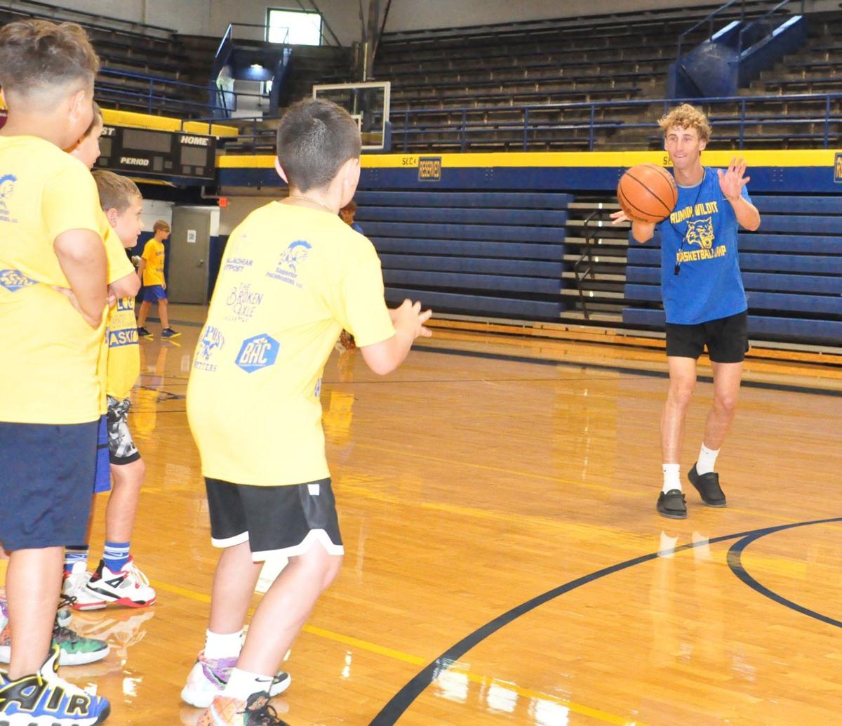 20210721loglogan basketball camp Aiden Slack passes