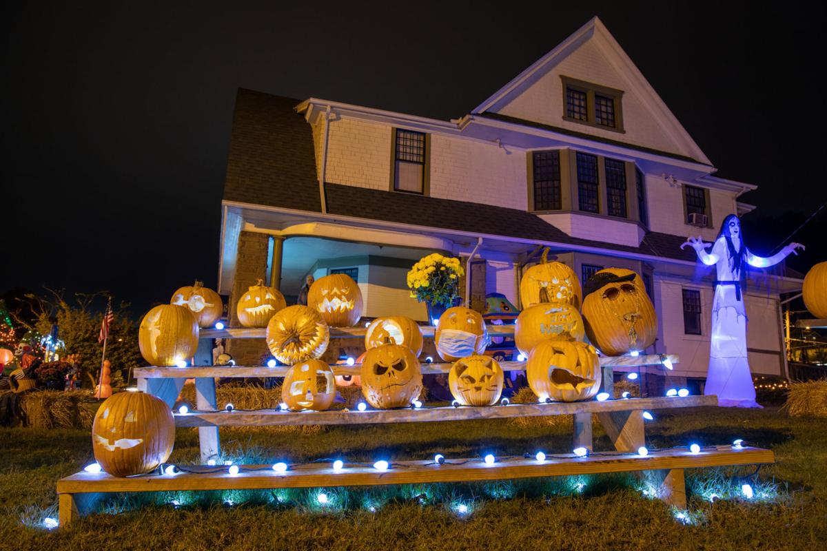 20201028-log-pumpkinhouse-13.jpg
