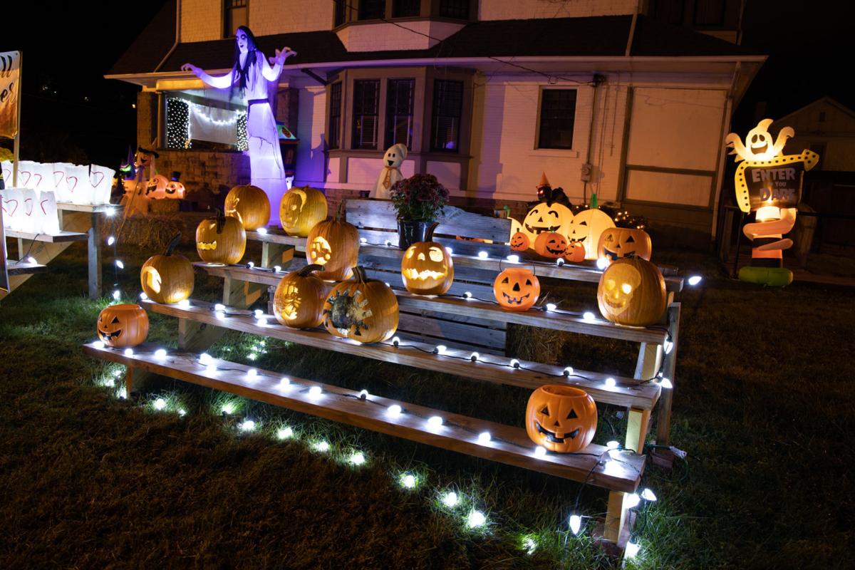 20201028-log-pumpkinhouse-18.jpg