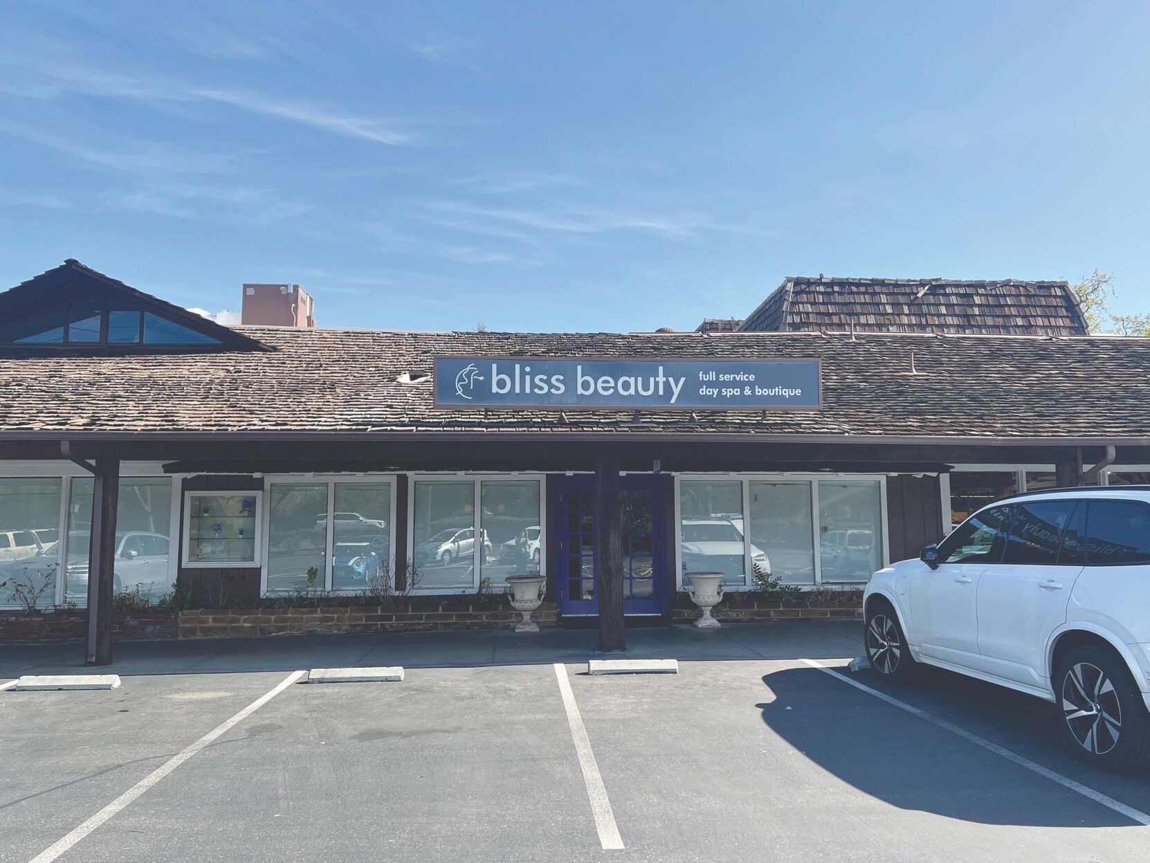 Bye bye Bliss Beauty center at Rancho Shopping Center suddenly