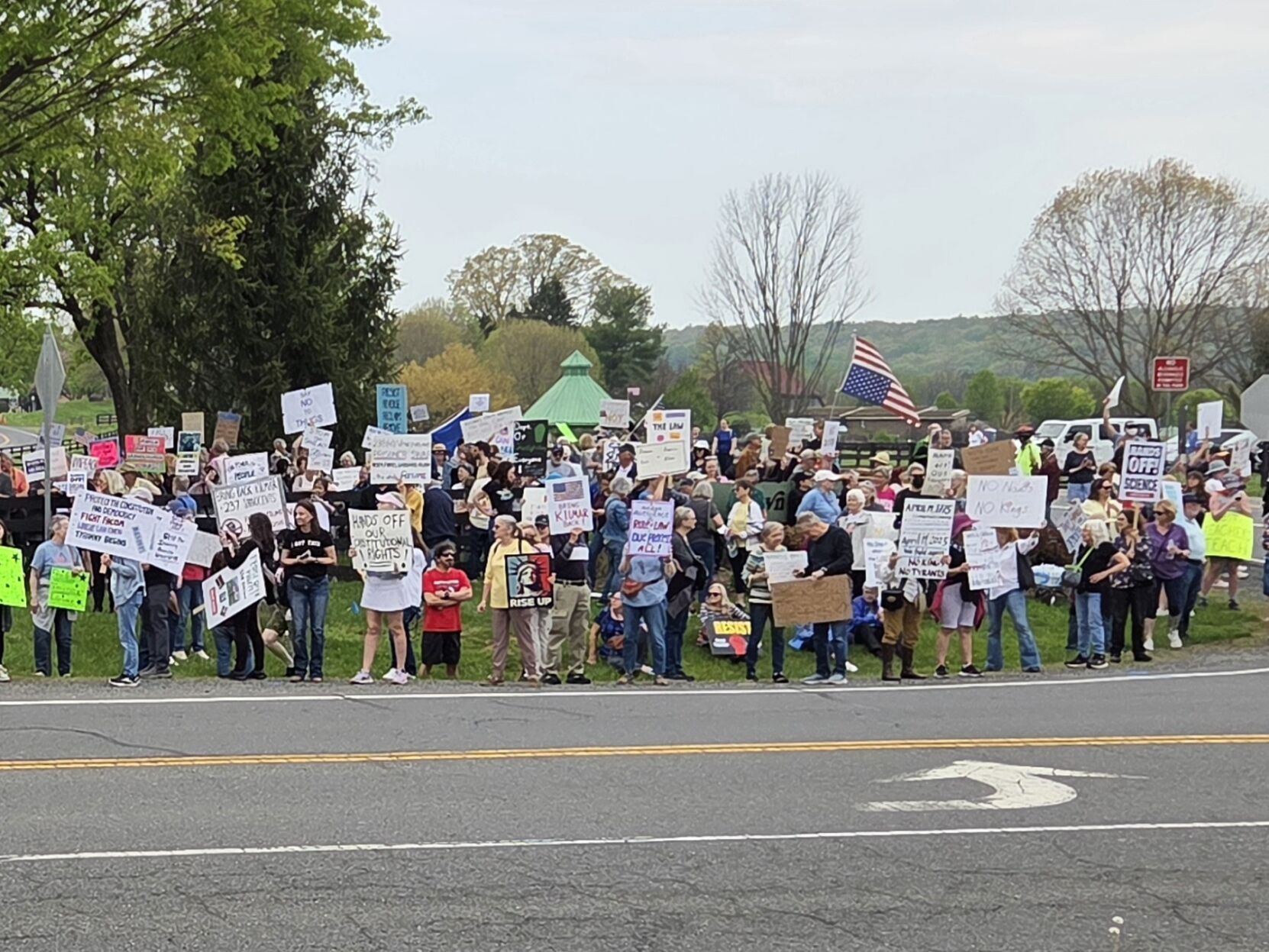 Hundreds protest Trump in second Leesburg rally | Leesburg