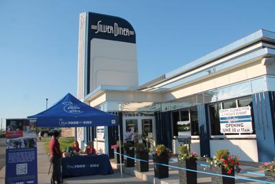 Loudoun S New Silver Diner Opens In Commonwealth Center Entertainment Loudountimes Com