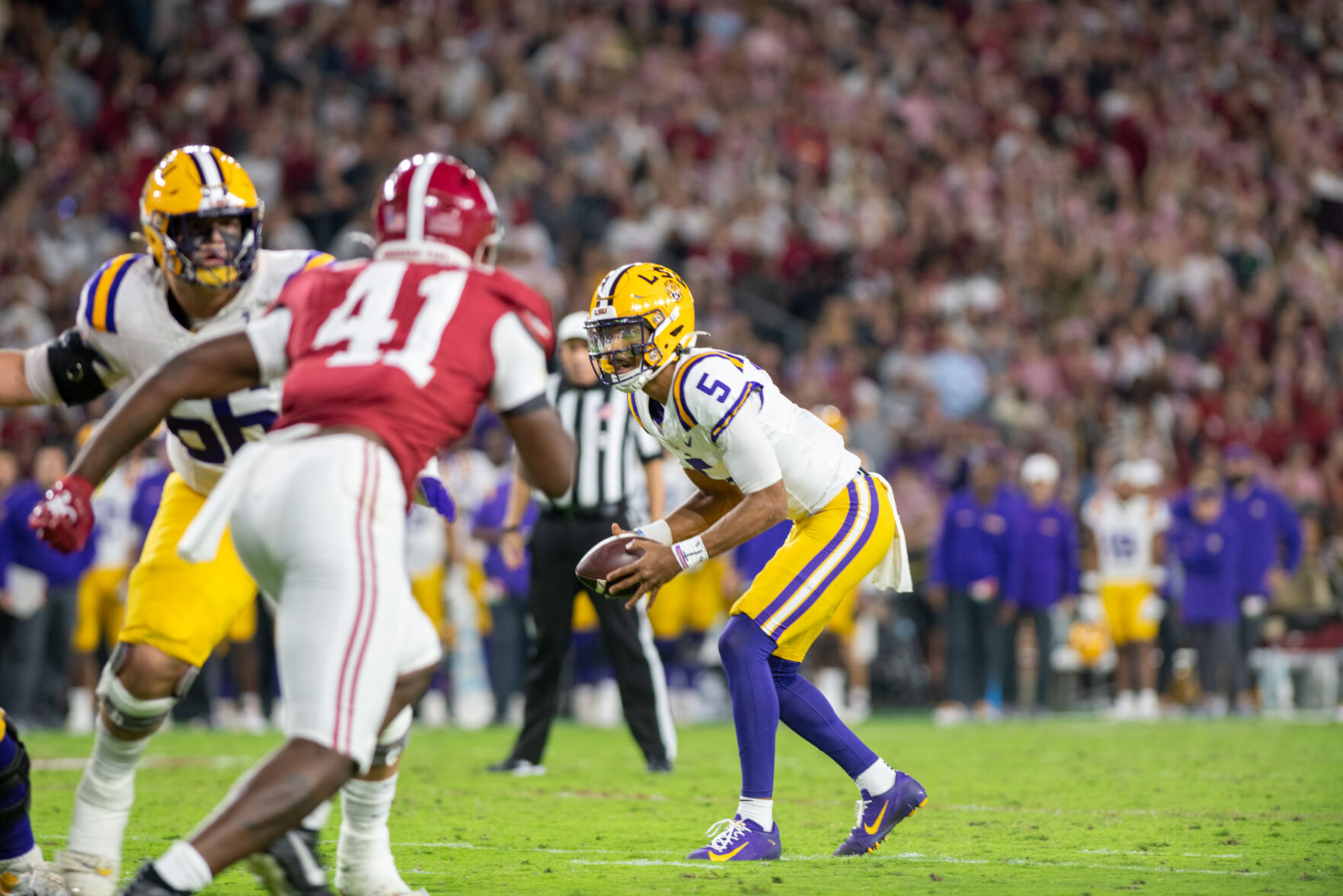 Jayden Daniels Leaves The Game In Concussion Protocol As LSU Loses To ...