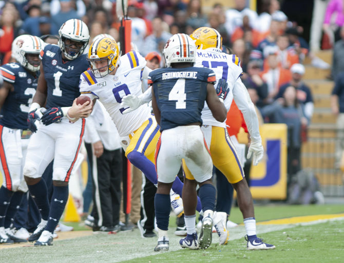 Burrow's 321 yards helps No. 2 LSU down No. 9 Auburn, 23-20