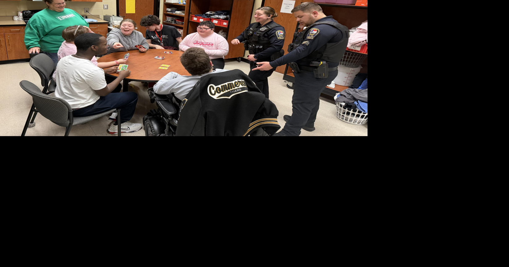 Commerce PD visits adaptive classes for UNO game