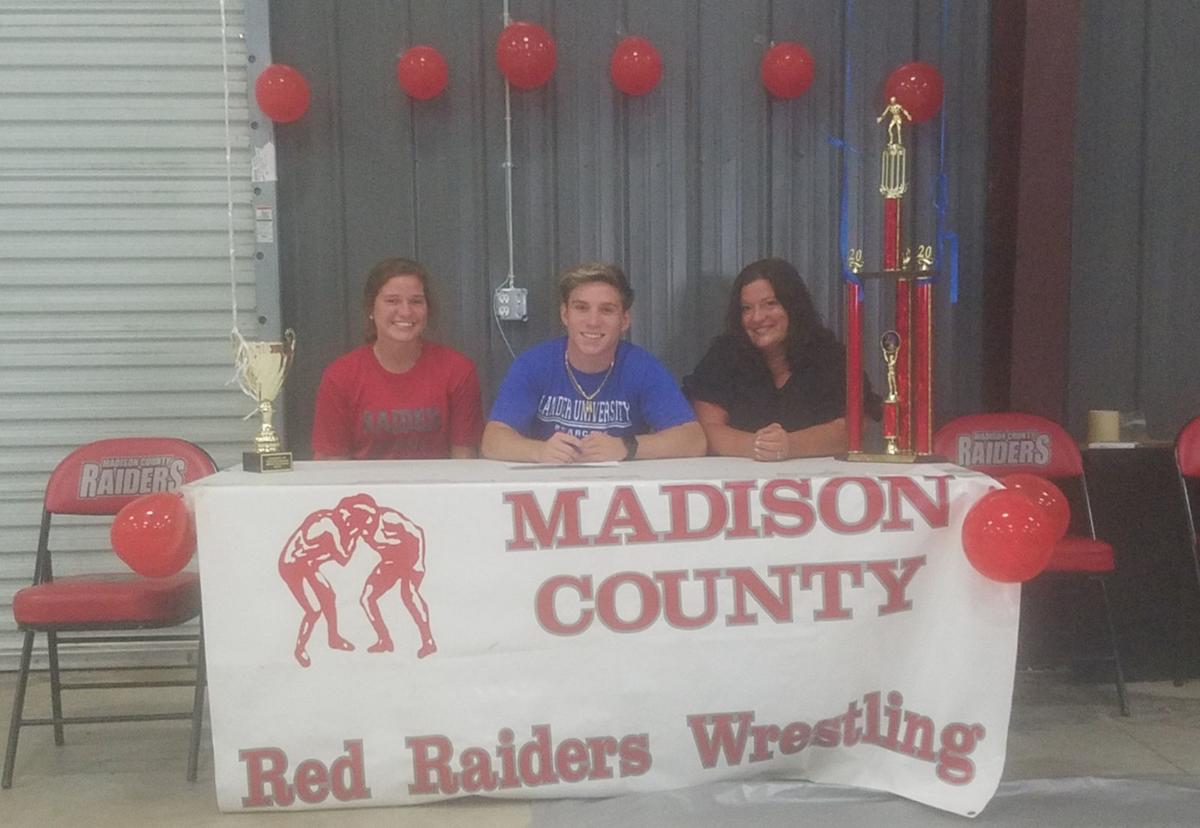 Smith signs with Lander