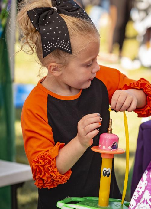 Learns craft of balloon tying