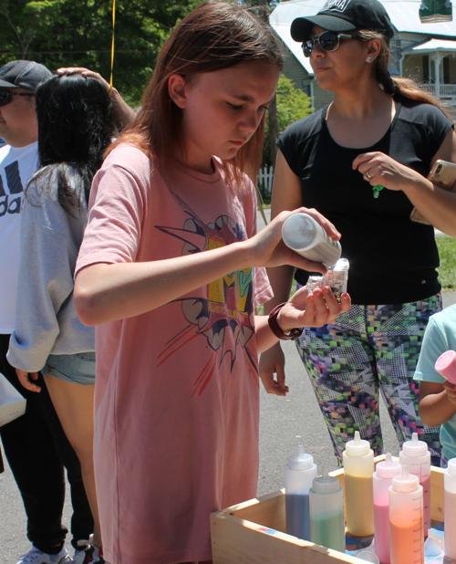 MAKING SAND ART