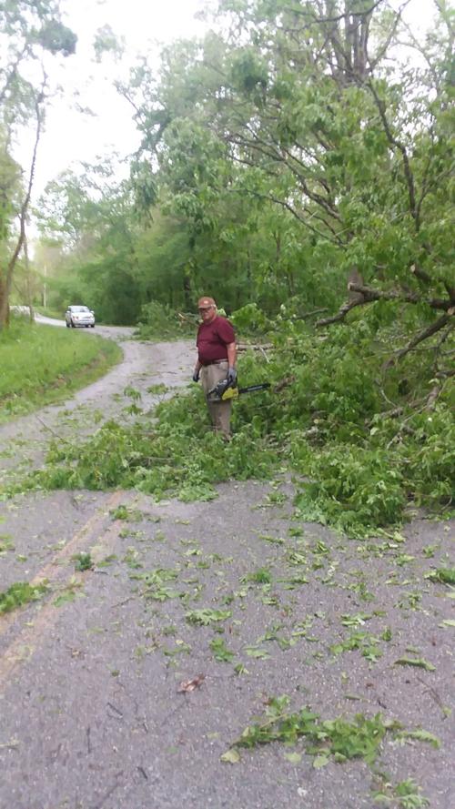 Straight line wind causes damage in Coffee County
