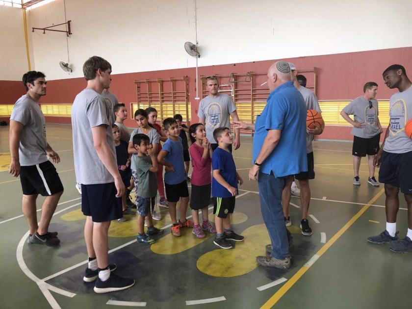 Etbu Men S Basketball Ministers On And Off The Court In Israel