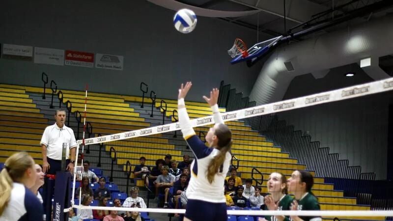Women’s volleyball splits tri-match versus Keystone, St. Mary’s