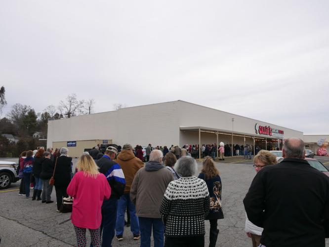 Hundreds on hand for Ollie's grand opening