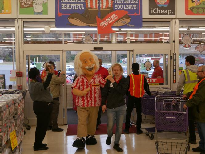 Hundreds on hand for Ollie's grand opening