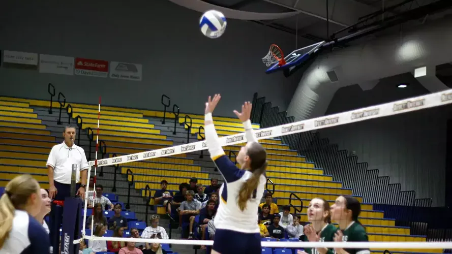 Women’s volleyball splits tri-match versus Keystone, St. Mary’s