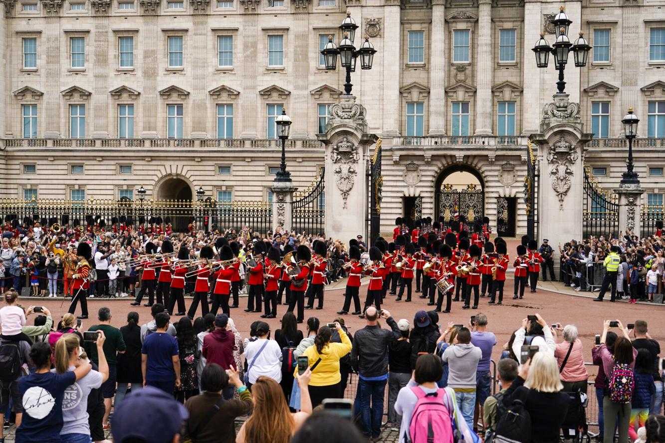 Watch now Buckingham Palace changing of guard ceremony back after
