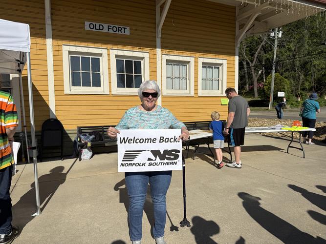 Train returns to Old Fort 1.jpeg