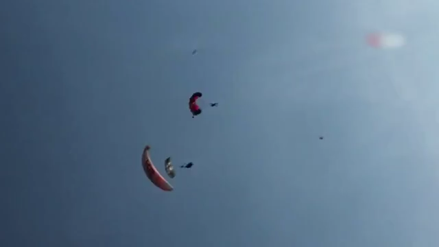 Paragliding pilots hurt after colliding mid-air during Turkey festival | World | mcdowellnews.com