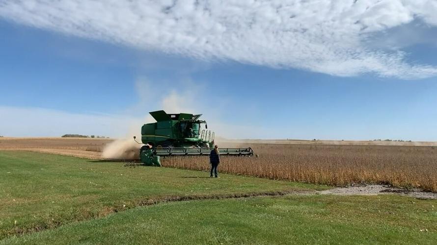 Don’t let resistant weeds hitch a ride between fields.