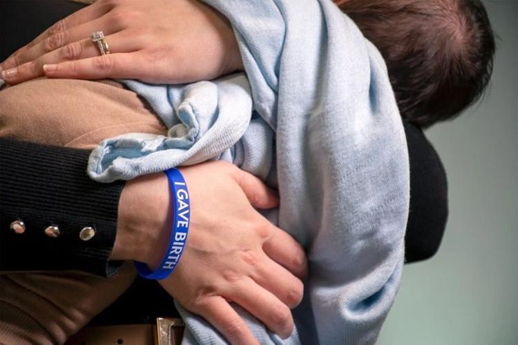 North Carolina and other states have embraced “I Gave Birth” wristbands as a way to encourage women to seek help when they have postpartum complications. They’re gaining steam as the Trump administration’s cuts to Medicaid threaten postpartum care.