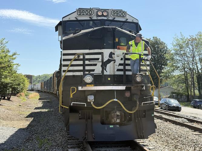 Train returns to Old Fort 11.jpeg