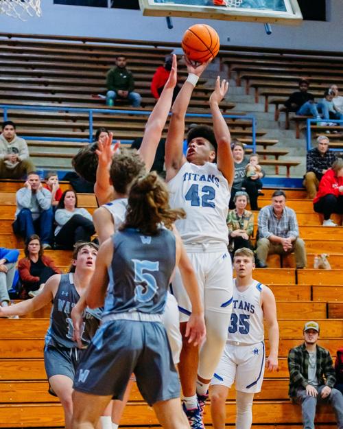 Titans, Ellis avenge loss to Pioneers