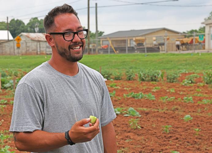 060724-hdr-news-prisongarden-p4