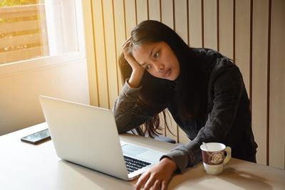 Survey: 1 in 4 Americans are anxious about AI. Here’s what therapists say actually helps