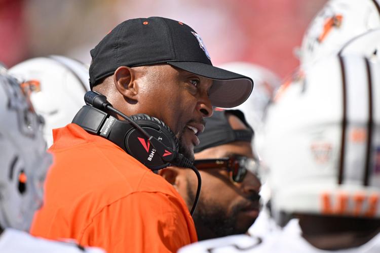 Bowling Green Falcons head coach Eddie George talks with his players during the first quarter against the Louisville Cardinals at L&N Federal Credit Union Stadium.