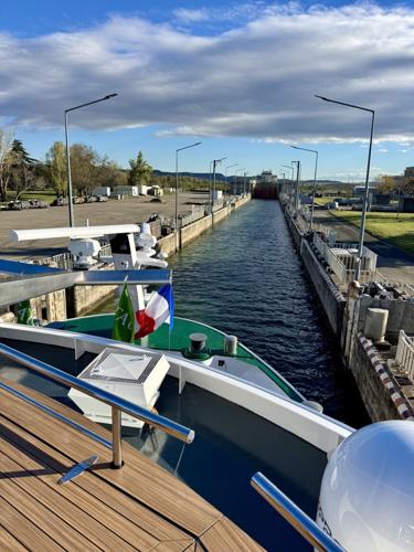 The Lumiere makes its way into the tight confines of the Bollene Lock.