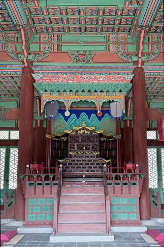 Throne room Geunjeongjeon in the Gyeongbokgung palace, the main throne hall of the Joseon Dynasty.