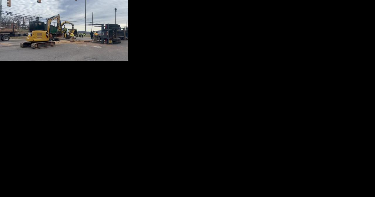 Logging truck overturns, spills logs on Burkemont Avenue in Morganton - Vimarsana News