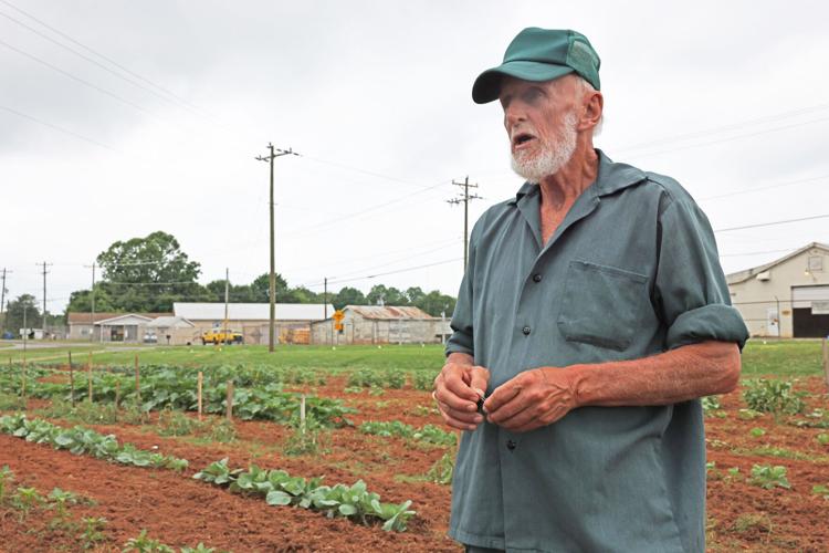 060724-hdr-news-prisongarden-p6