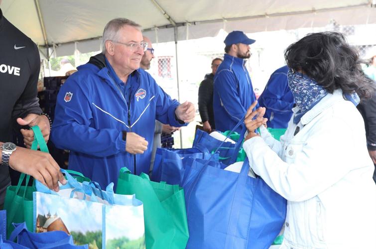Bills and Sabres alumni volunteer