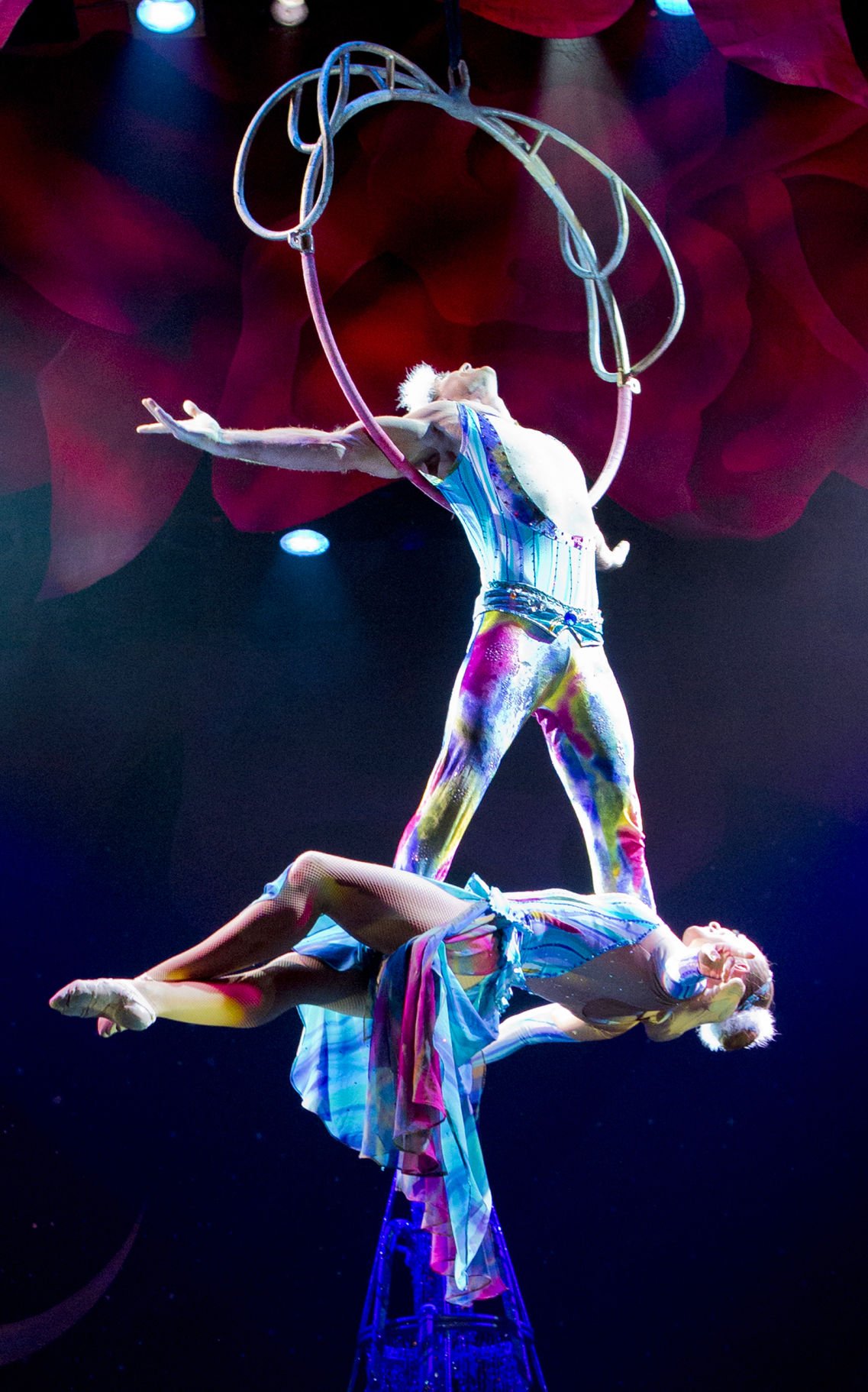 ‘Cirque Dreams Holidaze’ unwraps on Fox stage Community