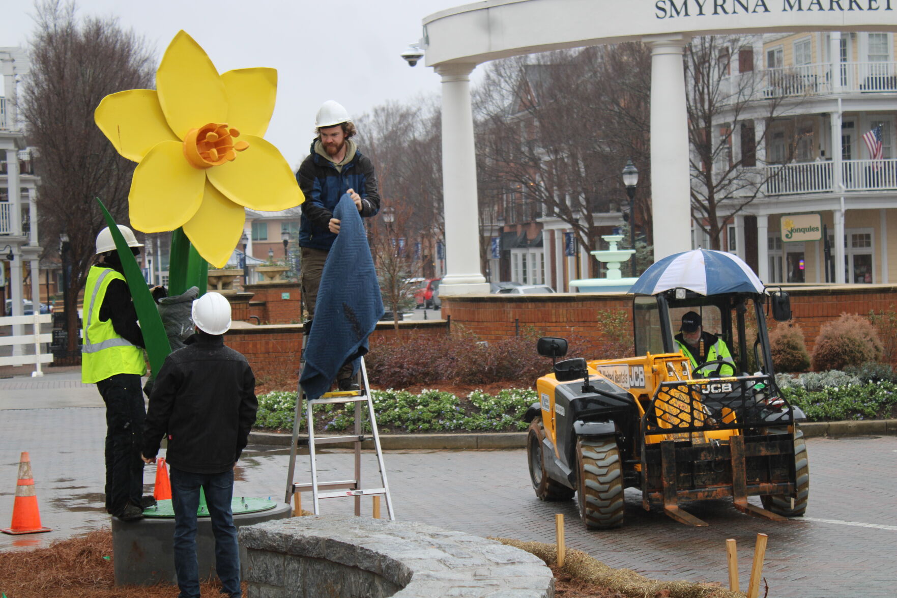 フラワー　オブジェ Flower power: A giant jonquil blooms in downtown Smyrna | Local