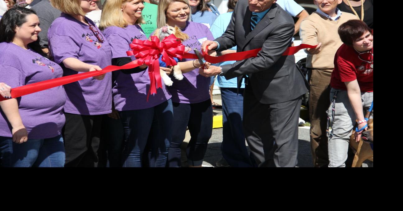 Kennesaw mayor opens Mostly Mutts’ new shelter at official ribbon