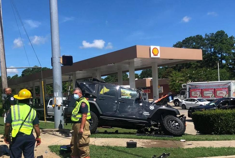 Powder Springs officer and another driver injured in Thursday crash