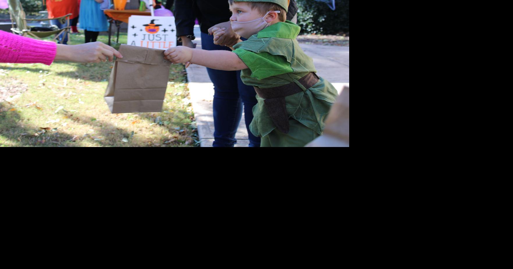 South Cobb Library socially distanced TrickorTreaters for