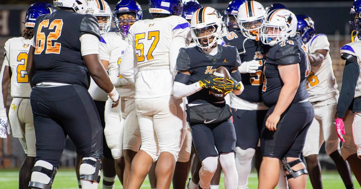 Kell keeps Hampton at bay in first round