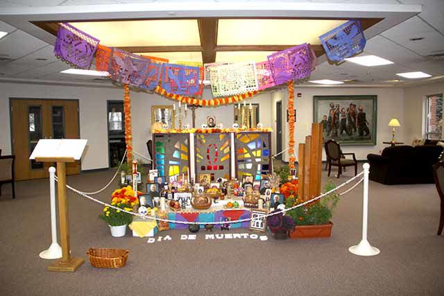 Holy Cross Center - La ofrenda