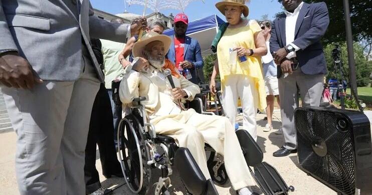 Civil rights icon James Meredith speaks out at 90 - Vimarsana News
