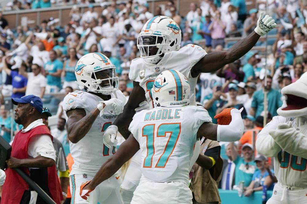 Dolphins' Tyreek Hill scores touchdown on chaotic fumble recovery vs.  Chargers