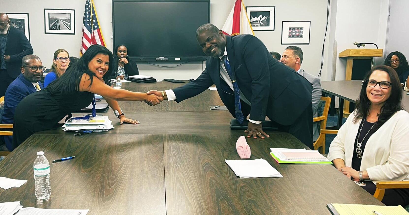 Miami-Dade teachers to get pay raise - Vimarsana News