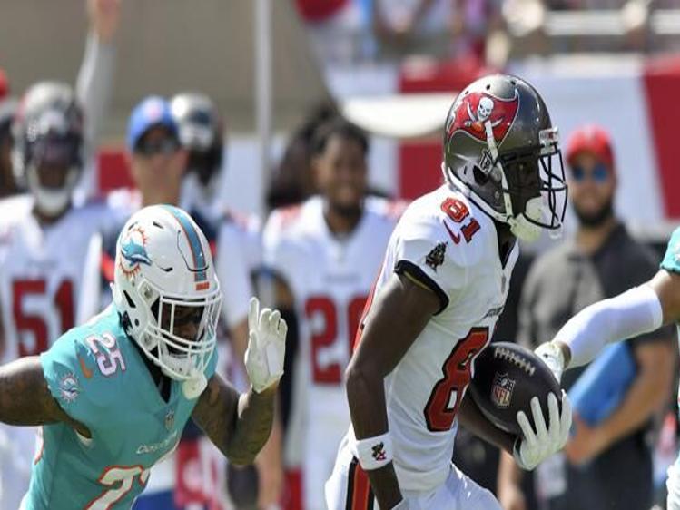 Dolphins dominated by Buccaneers, Sports